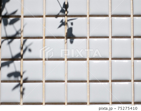 目地材を入れる前の白いモザイクタイル。DIY・タイル張り。 75275410