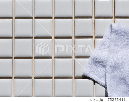 目地材を入れる前の白いモザイクタイル。DIY・タイル張り。 75275411