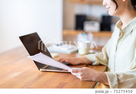 テレワークする若い女性 テレワークする若い女性 75275450