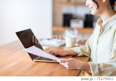 テレワークする若い女性 テレワークする若い女性 75275451