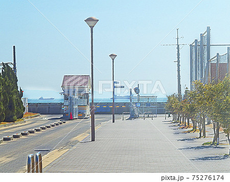 平磯海釣り公園入口 青空と船舶の背景のイラスト素材