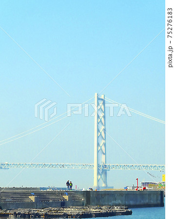 漁港から明石海峡大橋を眺める 漁港から明石海峡大橋を眺める 75276183