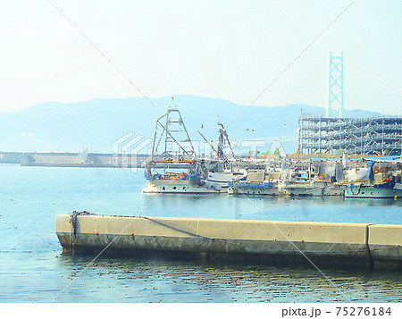 漁港の風景　淡路島と明石海峡大橋背景 75276184