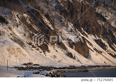 崩浜の岩壁と番屋（北海道） 75276885