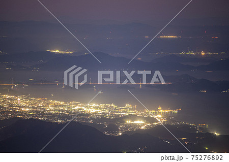石鎚山から見る今治市としまなみ海道と広島県の夜景（愛媛県） 75276892