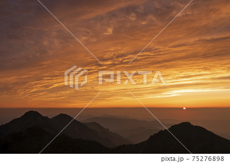 石鎚山から見る石鎚山脈と夕焼け（愛媛県） 75276898