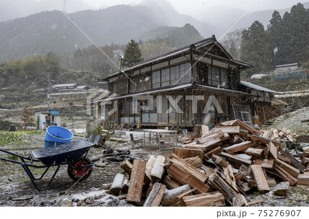 雪の降る山村（愛媛県） 75276907