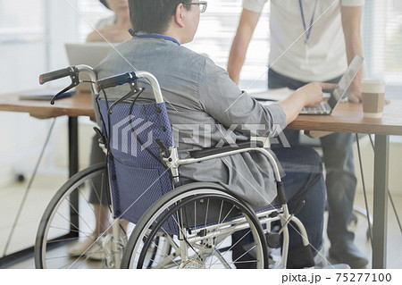 オフィスで働く車椅子の男性 75277100