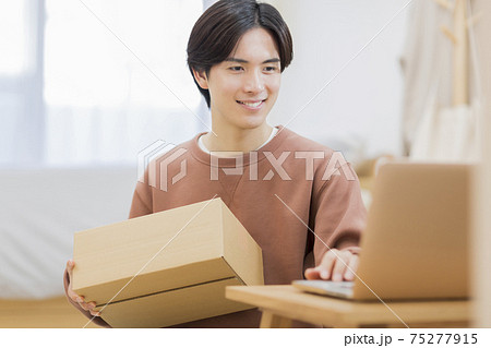 ダンボール パソコン 若い男性 ダンボール パソコン 若い男性 75277915