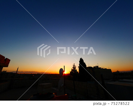 中東の夕暮れ 75278522