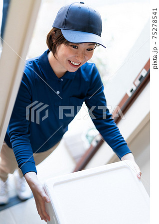 配達スタッフの女性 75278541