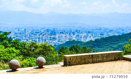 和田峠・みはらし広場から望む甲府の町並み（夏） 75279050