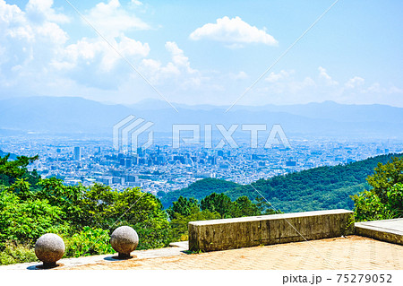 和田峠・みはらし広場から望む甲府の町並み(夏) 和田峠・みはらし広場から望む甲府の町並み(夏) 75279052