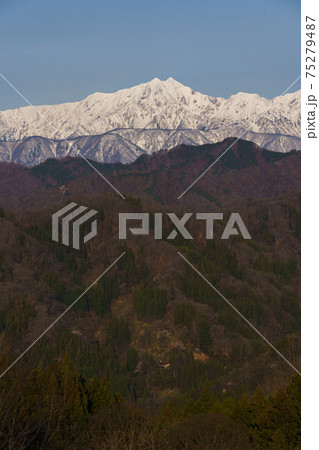 残雪の北アルプス　鹿島槍ヶ岳　信州小川村 75279487