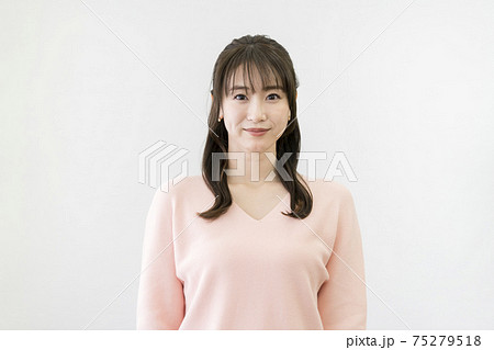 カメラ目線で笑顔の若い女性 75279518