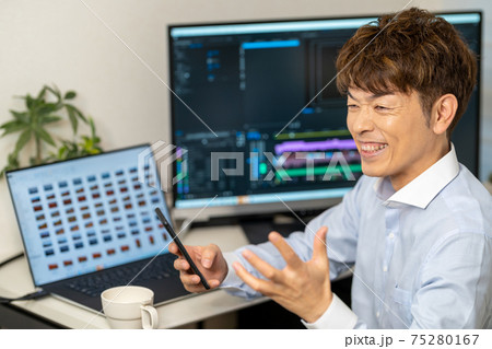 動画・映像クリエイター 男性　ノートパソコン　映像制作 75280167