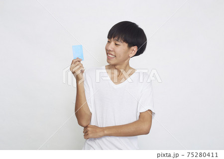 Asian man showing credit card 75280411