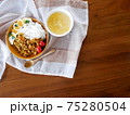 テーブルに置かれたドライカレーとスープのランチ 75280504