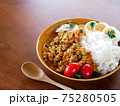 テーブルに置かれたドライカレーランチ 75280505