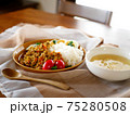 テーブルに置かれたドライカレーとスープのランチ 75280508