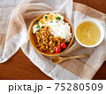 テーブルに置かれたドライカレーとスープのランチ 75280509
