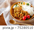 テーブルに置かれたドライカレーランチ 75280510