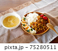 テーブルに置かれたドライカレーとスープのランチ 75280511