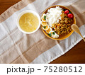 テーブルに置かれたドライカレーとスープのランチ 75280512