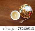 テーブルに置かれたドライカレーとスープのランチ 75280513