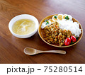 テーブルに置かれたドライカレーとスープのランチ 75280514