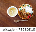 テーブルに置かれたドライカレーとスープのランチ 75280515