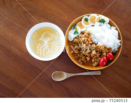 テーブルに置かれたドライカレーとスープのランチ テーブルに置かれたドライカレーとスープのランチ 75280515