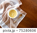 テーブルに置かれた白菜と卵のスープ 75280606