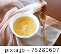 テーブルに置かれた白菜と卵のスープ 75280607