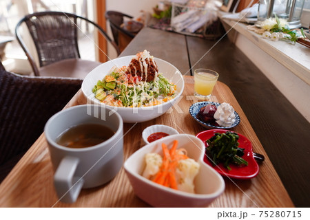 タコライス　沖縄県の料理　メキシコ風アメリカ料理 75280715