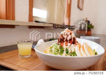 タコライス 沖縄県の料理 メキシコ風アメリカ料理 タコライス 沖縄県の料理 メキシコ風アメリカ料理 75280729