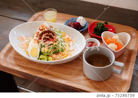 タコライス 沖縄県の料理 メキシコ風アメリカ料理 タコライス 沖縄県の料理 メキシコ風アメリカ料理 75280739