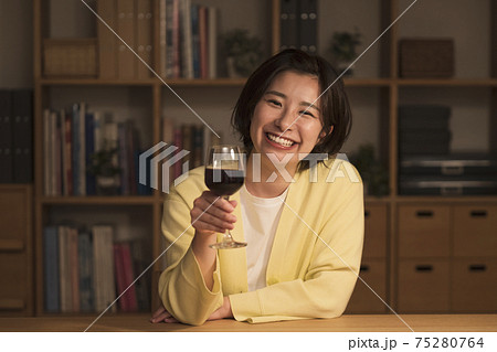 カメラに向かって乾杯する女性　 75280764