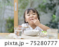食事中の6才の女の子 75280777