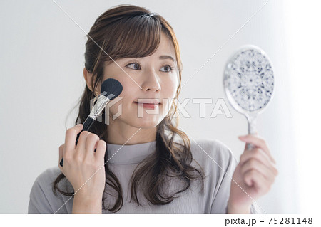 チークブラシでメイクをする30代女性 チークブラシでメイクをする30代女性 75281148