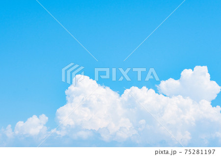 夏の爽やかな青空 75281197