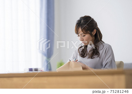 自作マスクを作る女性 自作マスクを作る女性 75281246