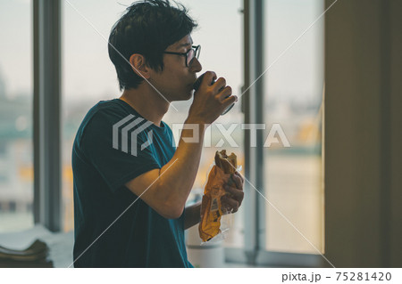 新聞印刷工場 75281420
