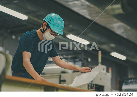 新聞印刷工場 75281424