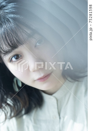 透明感のある女性のポートレート 透明感のある女性のポートレート 75281598