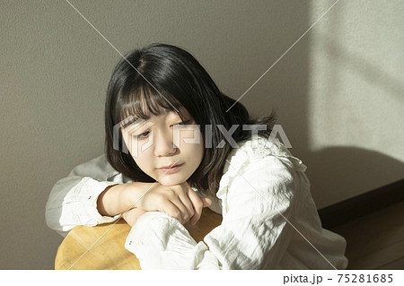 部屋でくつろぐ女性 75281685