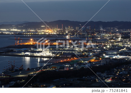和歌山市の高津子山（章魚頭姿山）展望台から見た夜景、和歌山港と日本製鉄関西製鉄所和歌山地区 75281841