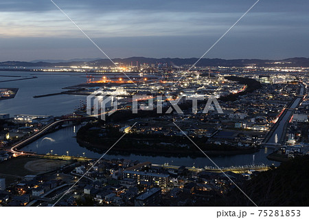 和歌山市の高津子山（章魚頭姿山）展望台から見た夕景、和歌山港と日本製鉄関西製鉄所和歌山地区 75281853