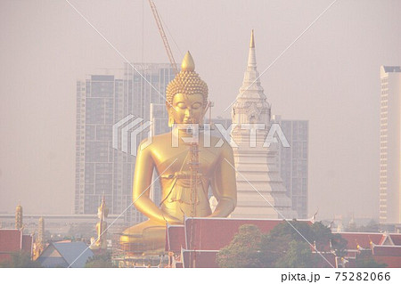タイ・バンコクの寺院「ワット・パクナム」の巨大仏像 タイ・バンコクの寺院「ワット・パクナム」の巨大仏像 75282066