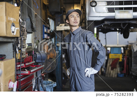 自動車整備士の写真素材